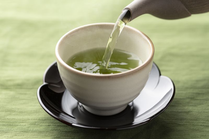 Sama-sama Bikin Melek, Lebih Bagus Minum Kopi atau Teh Hijau?