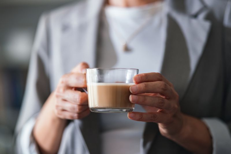 Sama-sama Bikin Melek, Lebih Bagus Minum Kopi atau Teh Hijau?