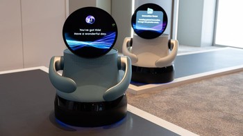 Robot berbasis AI dengan layar interaktif diperkenalkan sebagai contoh penerapan display pintar yang berfungsi sebagai pendamping di lingkungan sehari-hari. Foto: Samsung Display