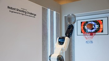 Samsung Display menguji ketahanan panel melalui Robot Shooting Challenge, simulasi tembakan berkecepatan tinggi untuk memastikan daya tahan layar dalam penggunaan ekstrem. Layar OLED digunakan sebagai target visual presisi dalam pengujian robotik, menegaskan akurasi dan ketahanan panel terhadap benturan berulang. Foto: Samsung Display