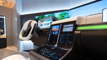 Panel OLED fleksibel Samsung Display memungkinkan dashboard kendaraan tampil lebih imersif, dengan layar menyatu dari tengah hingga sisi kabin. Foto: Samsung Display