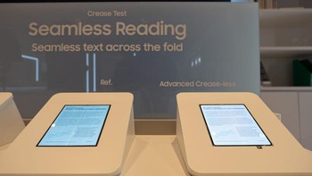 Teknologi crease-less foldable display dipamerkan Samsung Display, memungkinkan teks dan konten tetap mulus terbaca di area lipatan layar. Foto: Samsung Display