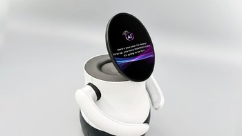 Samsung Display menampilkan solusi display berbasis AI untuk berbagai skenario, termasuk interaksi personal dan informasi kontekstual secara real-time pada robot ini. Foto: Samsung Display