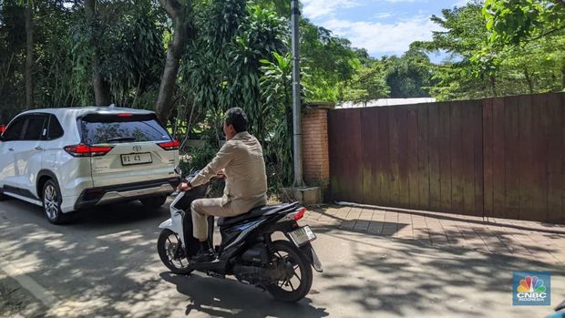 Sejumlah menteri tiba di Hambalang, Jawa Barat, Selasa (6/1/2026). (CNBC Indonesia/Emir Yanwardhana)