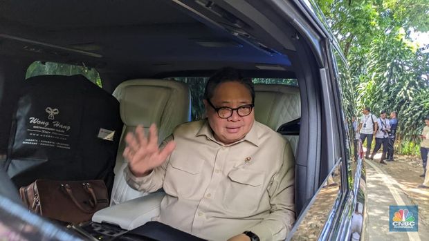 Sejumlah menteri tiba di Hambalang, Jawa Barat, Selasa (6/1/2026). (CNBC Indonesia/Emir Yanwardhana)