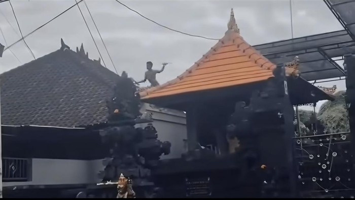 Pria Bugil yang Ngamuk di Atap Rumah Hendak Temui Istri di Canggu