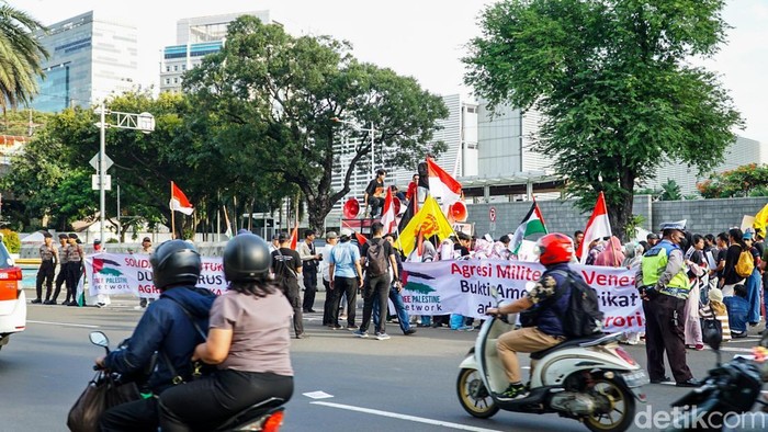 Massa aksi solidaritas untuk Venezuela berkumpul di depan Kedutaan Besar Amerika Serikat, Jakarta Pusat, Selasa (6/1/2026).