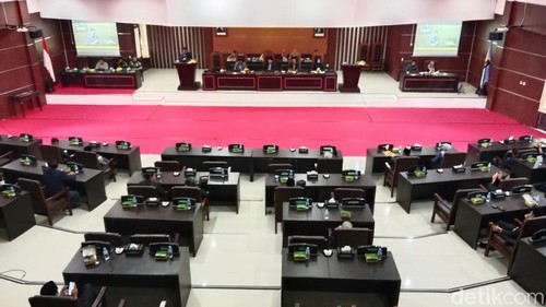Sidang paripurna membahas Raperda Pariwisata dan masyarakat adat di Gedung DPRD Lombok Timur, NTB. Selasa (6/1/2026).