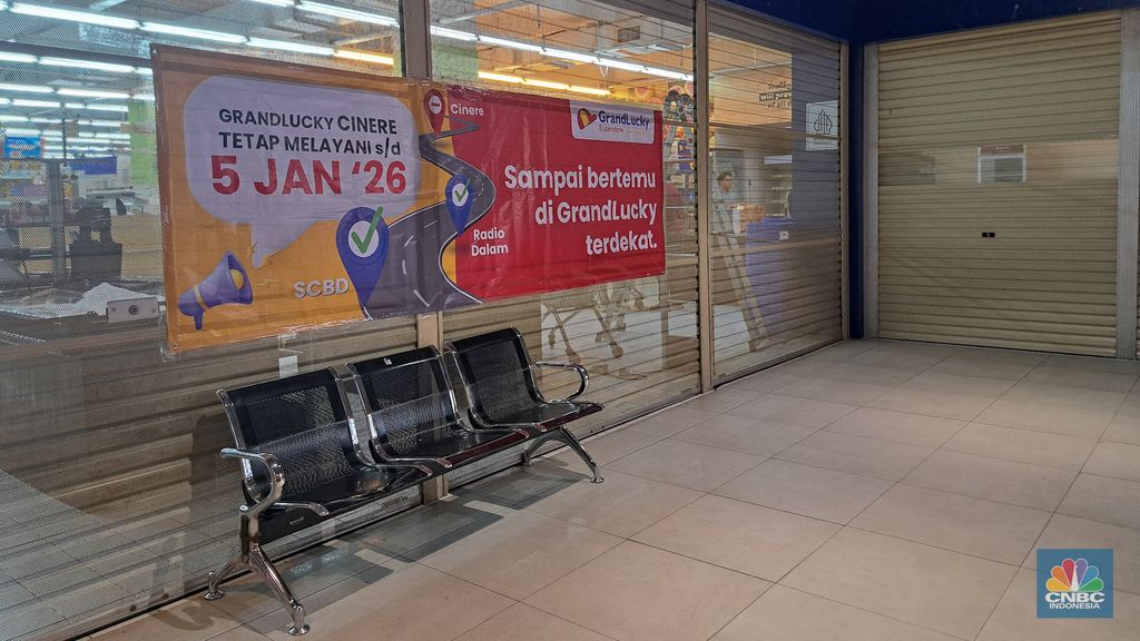 Suasana akses masuk Supermarket GrandLucky yang telah tutup di Living Plaza Cinere, Depok, Jawa Barat, Selasa (6/1/2025). Supermarket Grand Lucky resmi menutup salah satu gerainya yang berlokasi Living Plaza Cinere per hari ini. (CNBC Indonesia/Faisal Rahman)