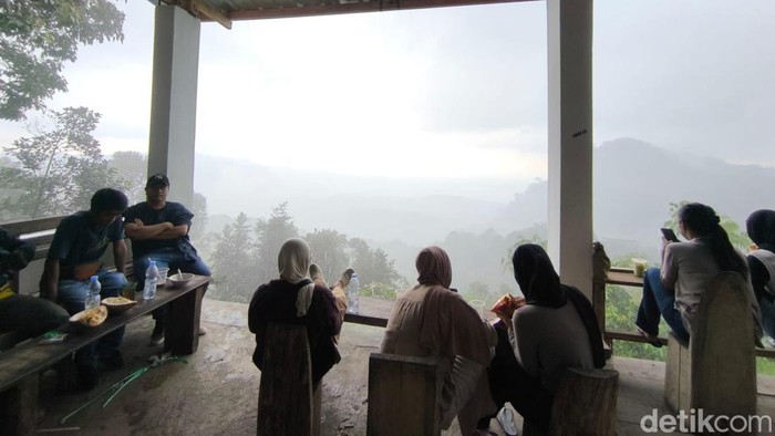 Menyesap Kesejukan Ciremai di Warung Sepoi Kuningan