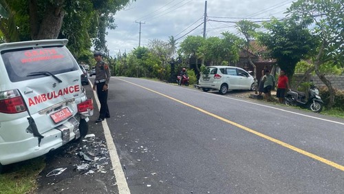 Ambulans ringsek ditabrak minibus di Jalan Denpasar-Gilimanuk, Mendoyo, Kabupaten Jembrana, Selasa (6/1/2026).