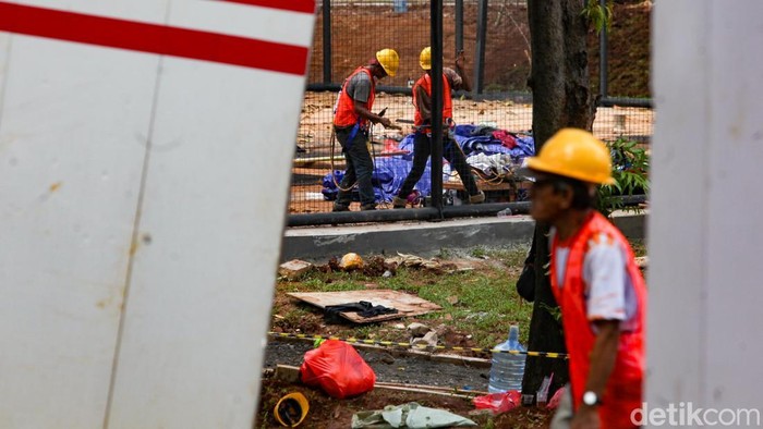 Pekerja membersihkan area proyek revitalisasi Taman Bendera Pusaka di Kebayoran Baru, Jakarta, Selasa (6/1/2026).