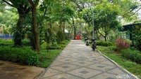 Taman Cahaya berlokasi di Jalan Raya Pakal Kawasan Surabaya Barat. Dekat dengan batas kota Surabaya di sebelah barat.