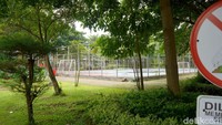 Taman Cahaya Surabaya juga dilengkapi dengan fasilitas olahraga berupa lapangan futsal dan lapangan basket. Keberadaan sarana ini menjadikan taman sebagai ruang publik yang mendukung aktivitas fisik dan kebersamaan, baik bagi remaja maupun orang dewasa.