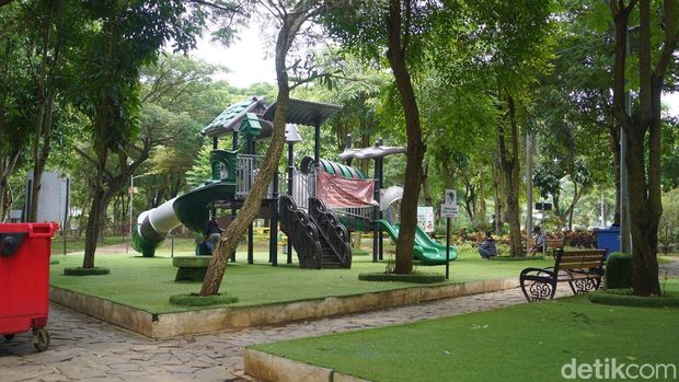 Fasilitas dan daya tarik Taman Cahaya Surabaya
