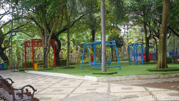 Fasilitas dan daya tarik Taman Cahaya Surabaya