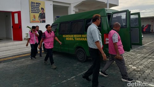 Tiga tersangka korupsi dana pokok-pokok pikiran (pokir) DPRD Lombok Barat (Lobar), menggunakan rompi tahanan saat berjalan ke mobil tahanan Kejari Mataram, Selasa (6/1/2026).