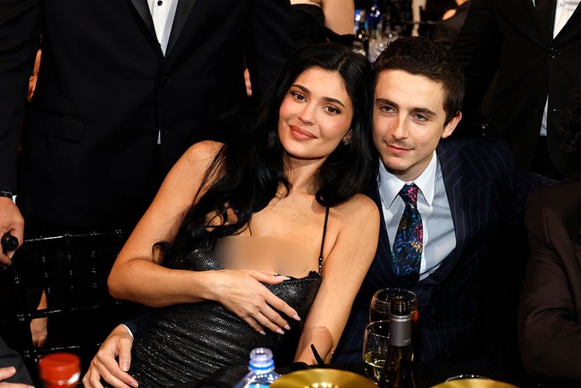 Pidato kemenangan Timothee termasuk salah satu momen viral di Critics’ Choice Awards 2026. Menjelang akhir pidato, Timothee memberikan kredit kepada Kylie Jenner, yang hadir di antara para tamu undangan. Kamera pun langsung menyorot reaksi sang kekasih. (Foto: Kevin Mazur/Getty Images for Critics Choice Association