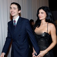 Saat menuju ke tempat duduk, mereka berjalan saling berdampingan. Rangkulan tangan keduanya makin menunjukkan kemesraan yang telah terjalin sejak tiga tahun lalu itu. (Foto: Kevin Mazur/Getty Images for Critics Choice Association)