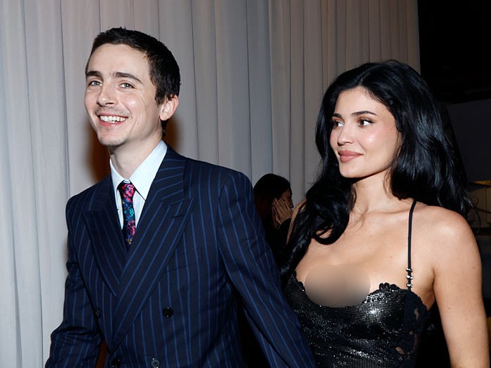 SANTA MONICA, CALIFORNIA - JANUARY 04: (L-R) Timothée Chalamet and Kylie Jenner attend the 31st Annual Critics Choice Awards at Barker Hangar on January 04, 2026 in Santa Monica, California.  (Photo by Kevin Mazur/Getty Images for Critics Choice Association)