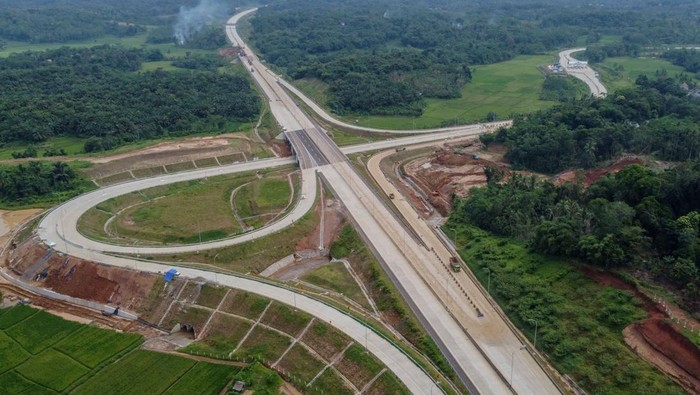 Tol Serang–Panimbang Seksi 2 Siap Beroperasi 2026 Foto udara pekerja mengoperasikan alat berat untuk menyelesaikan pembangunan ruas simpang susun pintu keluar tol Cikulur di Lebak, Banten, Selasa (6/1/2026). PT Wijaya Karya Persero Tbk (WIKA) mencatat progres pembangunan tol Serang-Panimbang seksi 2 yaitu ruas tol Rangkasbitung-Cileles sepanjang 24,17 km hingga Desember 2025 telah mencapai 96,57 persen dan ditargetkan dapat beroperasi pada Oktober 2026 mendatang. ANTARA FOTO/Muhammad Bagus Khoirunas