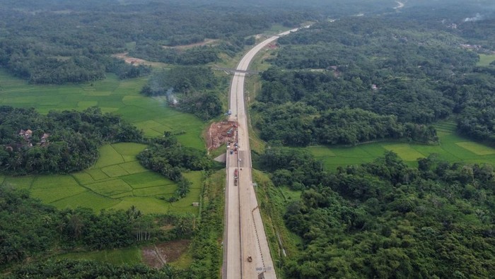 Tol Serang–Panimbang Seksi 2 Siap Beroperasi 2026 Foto udara pekerja mengoperasikan alat berat untuk menyelesaikan pembangunan ruas simpang susun pintu keluar tol Cikulur di Lebak, Banten, Selasa (6/1/2026). PT Wijaya Karya Persero Tbk (WIKA) mencatat progres pembangunan tol Serang-Panimbang seksi 2 yaitu ruas tol Rangkasbitung-Cileles sepanjang 24,17 km hingga Desember 2025 telah mencapai 96,57 persen dan ditargetkan dapat beroperasi pada Oktober 2026 mendatang. ANTARA FOTO/Muhammad Bagus Khoirunas