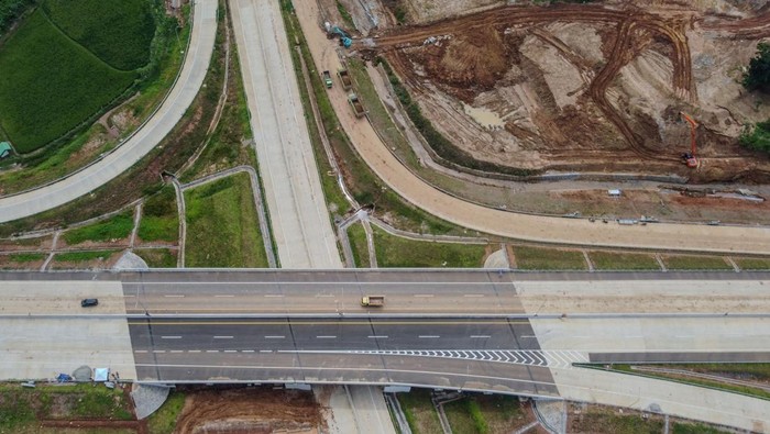 Foto udara pekerja mengoperasikan alat berat untuk menyelesaikan pembangunan ruas simpang susun pintu keluar tol Cikulur di Lebak, Banten, Selasa (6/1/2026). PT Wijaya Karya Persero Tbk (WIKA) mencatat progres pembangunan tol Serang-Panimbang seksi 2 yaitu ruas tol Rangkasbitung-Cileles sepanjang 24,17 km hingga Desember 2025 telah mencapai 96,57 persen dan ditargetkan dapat beroperasi pada Oktober 2026 mendatang. ANTARA FOTO/Muhammad Bagus Khoirunas