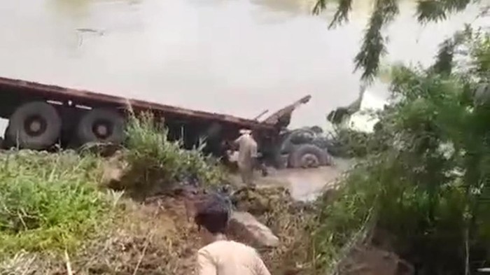 Truk tronton mengangkut ekskavator terjun ke sungai di Konawe.