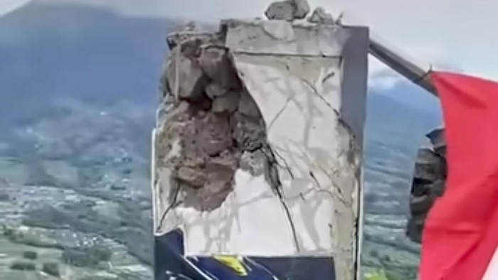 Tugu Puncak Gunung Andong Ambyar Tersambar Petir, Begini Kondisinya