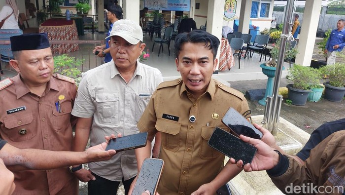 Wakil Bupati Cirebon, Agus Kurniawan Budiman saat meninjau banjir.