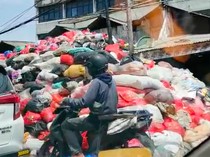 Video: Tumpukan Sampah di Pasar Cimanggis Tangsel Sudah Setinggi Atap Rumah!