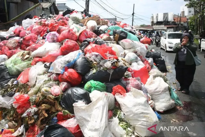 Warga melaporkan adanya tumpukan sampah di Pasar Cimanggis, Ciputat, Tangsel, Banten. Tumpukan sampah yang tinggi juga menyebabkan timbulnya bau busuk. (Antara/M Iqbal)