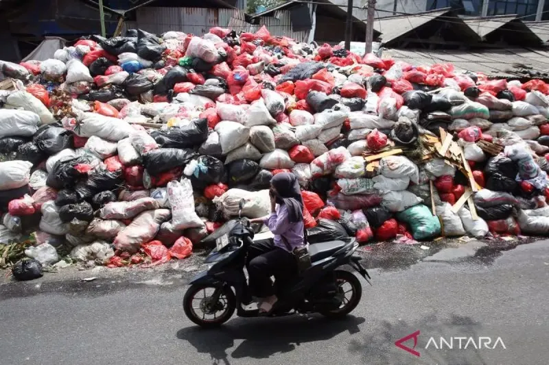 Warga melaporkan adanya tumpukan sampah di Pasar Cimanggis, Ciputat, Tangsel, Banten. Tumpukan sampah yang tinggi juga menyebabkan timbulnya bau busuk. (Antara/M Iqbal)
