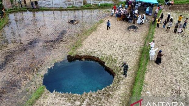 Warga melihat dari jauh sinkhole di Nagari Situjua Batua, Limapuluh Kota, Sumbar. (Antara/Fandi Yogari) Warga melihat dari jauh sinkhole di Nagari Situjua Batua, Limapuluh Kota, Sumbar. (Antara/Fandi Yogari)