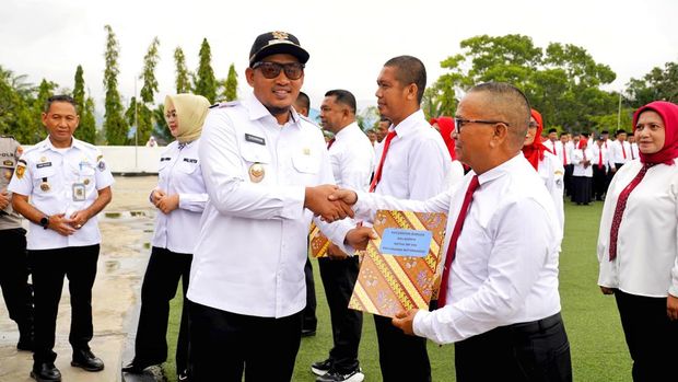 976 ketua RT/RW di Kendari yang dikukuhkan merupakan perpanjangan tangan Pemkot Kendari.