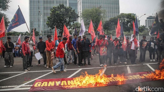Massa aksi menggelar unjuk rasa di kawasan depan Kedutaan Besar Amerika Serikat, Jakarta Pusat, Rabu (7/1/2026).  Dalam aksi tersebut, para peserta demonstrasi menyuarakan dukungan terhadap Venezuela sekaligus mengecam kebijakan Amerika Serikat yang mereka nilai sebagai bentuk intervensi politik.