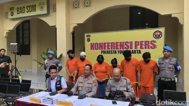 Anggota jaringan scamming internasional di Sleman saat rilis kasus di Polresta Jogja, Rabu (7/1/20260.