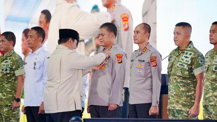 Prabowo Berikan Satyalancana Wira Karya di Bidang Pangan ke Kapolda Jateng hingga Kalsel
