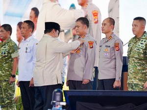 Prabowo Berikan Satyalancana Wira Karya di Bidang Pangan ke Kapolda Jateng hingga Kalsel