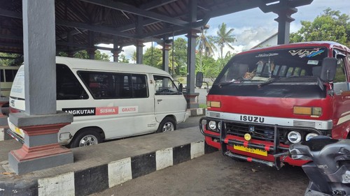Angkutan siswa gratis yang sedang terparkir di Kecamatan Klungkung. (Ni Komang Ayu Leona Wirawan/detikBali)