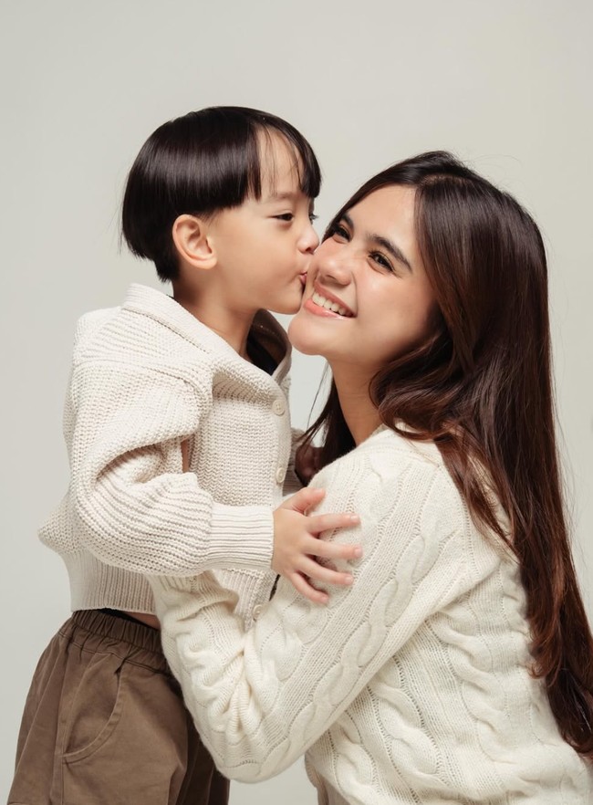 Di pemotretan terbaru, Audi Marissa tampil bersama putranya, Anzel Maverick Xie. Keduanya kompak kenakan busana bernuansa coklat. Foto: Instagram/@audimarissa