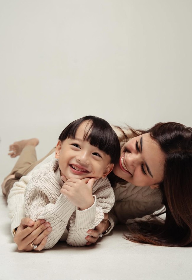 Anzel tampil dalam balutan baju lengan panjang coklat muda. Kini berusia 4 tahun, Anzel terlihat imut dan menggemaskan dengan rambut poninya. Foto: Instagram/@audimarissa