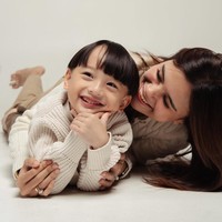 Anzel tampil dalam balutan baju lengan panjang coklat muda. Kini berusia 4 tahun, Anzel terlihat imut dan menggemaskan dengan rambut poninya. Foto: Instagram/@audimarissa