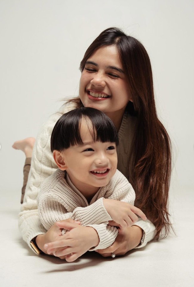 Di keterangan unggahan, Audi menuliskan pesan singkat yang menyentuh. “Growing up, but always my baby,” tulis Audi. Foto: Instagram/@audimarissa