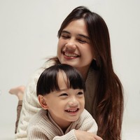 Di keterangan unggahan, Audi menuliskan pesan singkat yang menyentuh. “Growing up, but always my baby,” tulis Audi. Foto: Instagram/@audimarissa