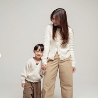 Kompak dengan sang anak, Audi juga mengenakan cardigan berwarna coklat muda. Tampil santai, ia memadukannya dengan celana panjang berpotongan longgar dengan warna senada. Foto: Instagram/@audimarissa