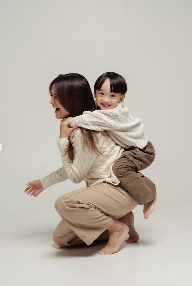 Suami Audi, Anthony Xie, terlihat tak ikut berpose bersama. Meski demikian pasangan ibu dan anak itu tetap terlihat ceria memamerkan momen manis keakraban mereka. Foto: Instagram/@audimarissa