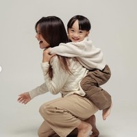 Suami Audi, Anthony Xie, terlihat tak ikut berpose bersama. Meski demikian pasangan ibu dan anak itu tetap terlihat ceria memamerkan momen manis keakraban mereka. Foto: Instagram/@audimarissa