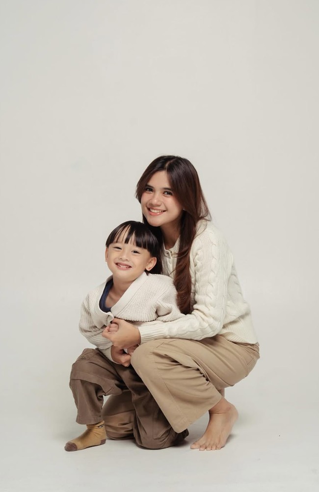 Audi sendiri terlihat cantik dengan rambut panjang yang dibiarkan terurai. Wajahnya flawless dengan pulasan makeup natural yang soft. Foto: Instagram/@audimarissa