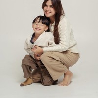 Audi sendiri terlihat cantik dengan rambut panjang yang dibiarkan terurai. Wajahnya flawless dengan pulasan makeup natural yang soft. Foto: Instagram/@audimarissa